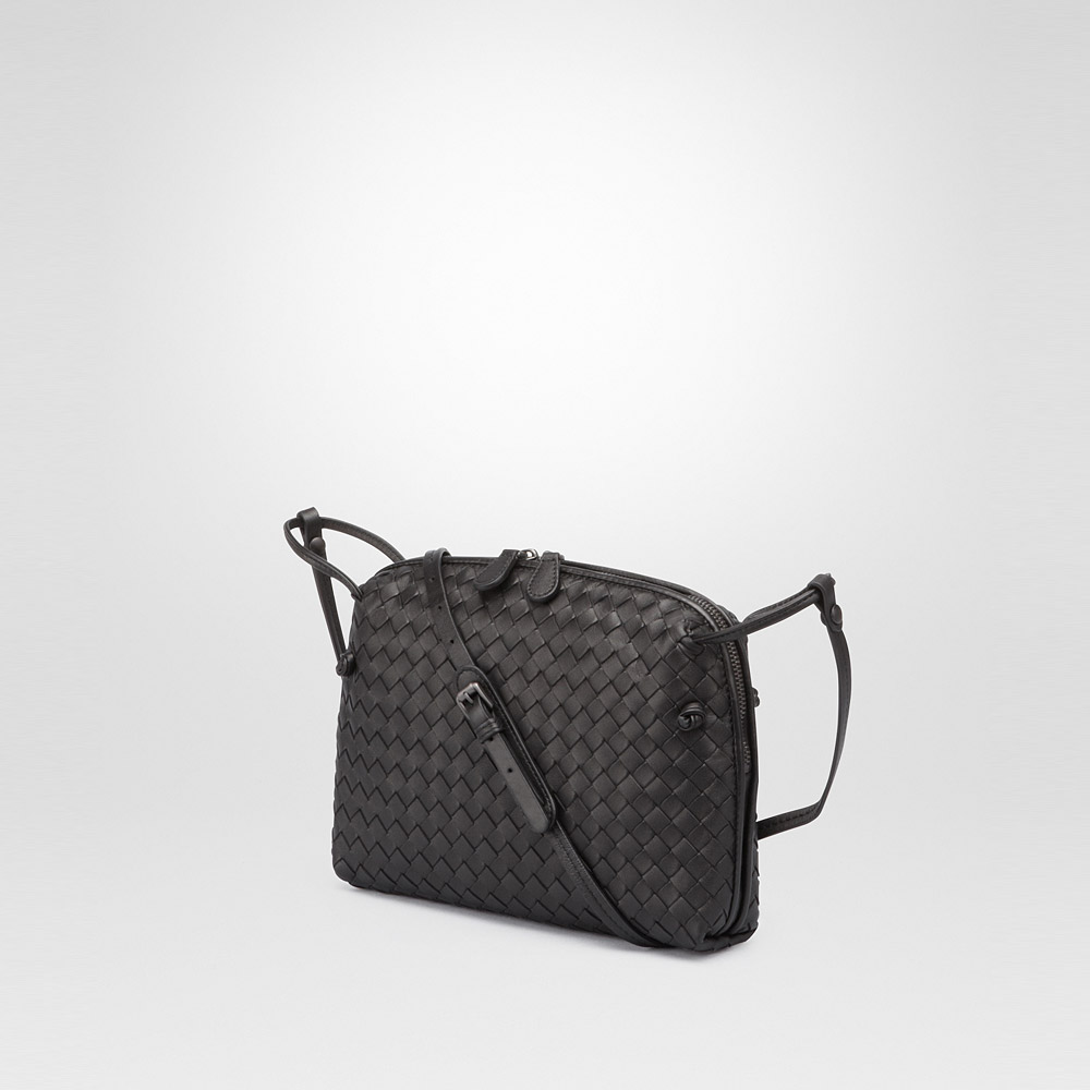 Bottega Veneta messenger bag in nero intrecciato nappa 45325220ER: Image 2