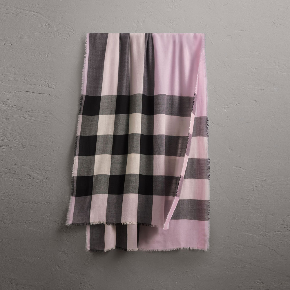 Burberry Lightweight Cashmere Scarf in Check in Dusty Lilac 39997071: Image 1