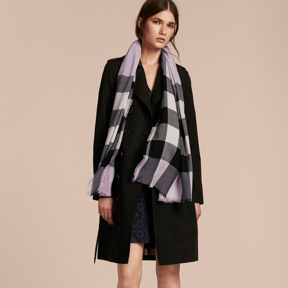 Burberry Lightweight Cashmere Scarf in Check in Dusty Lilac 39997071: Image 3