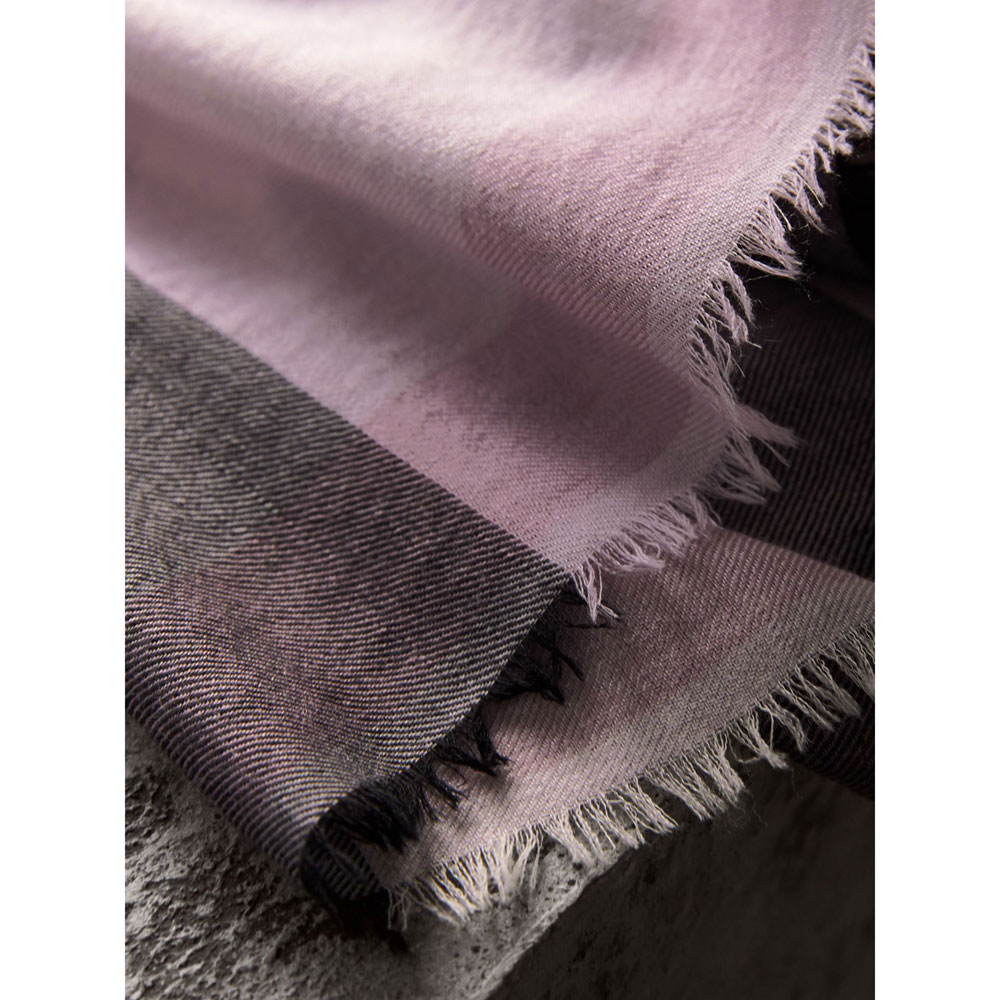 Burberry Lightweight Cashmere Scarf in Check in Dusty Lilac 39997071: Image 4