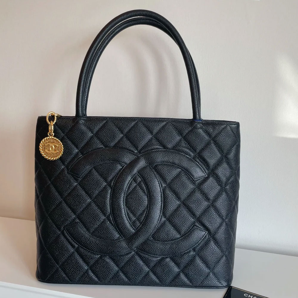 Chanel Matelasse Caviar Skin Medallion Tote Bag AS3036 Y01295 94305: Image 1