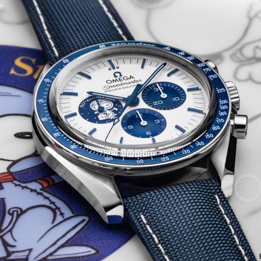 Omega Speedmaster 310.32.42.50.02.001 Snoopy Award Watch: Image 2