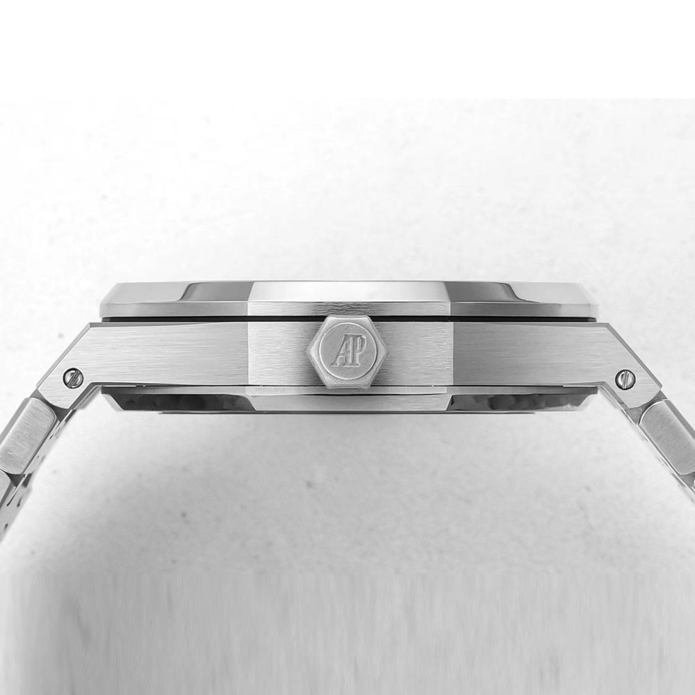 Audemars Piguet Royal Oak 15500ST.OO.1220ST.04 Watch: Image 3