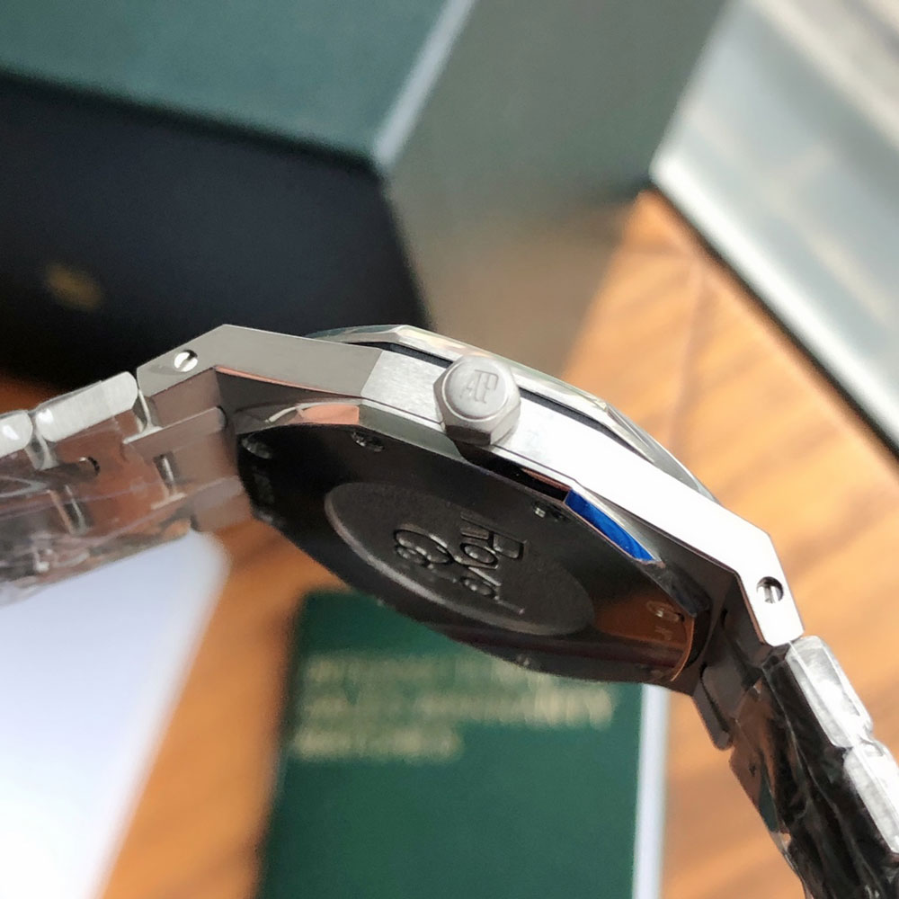 Audemars Piguet Royal Oak Offshore 15710ST.OO.A027CA.01 Watch: Image 3