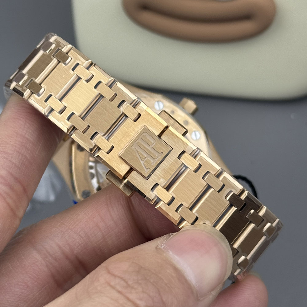 Audemars Piguet Royal Oak 16202OR.OO.1240OR.02 Watch: Image 5