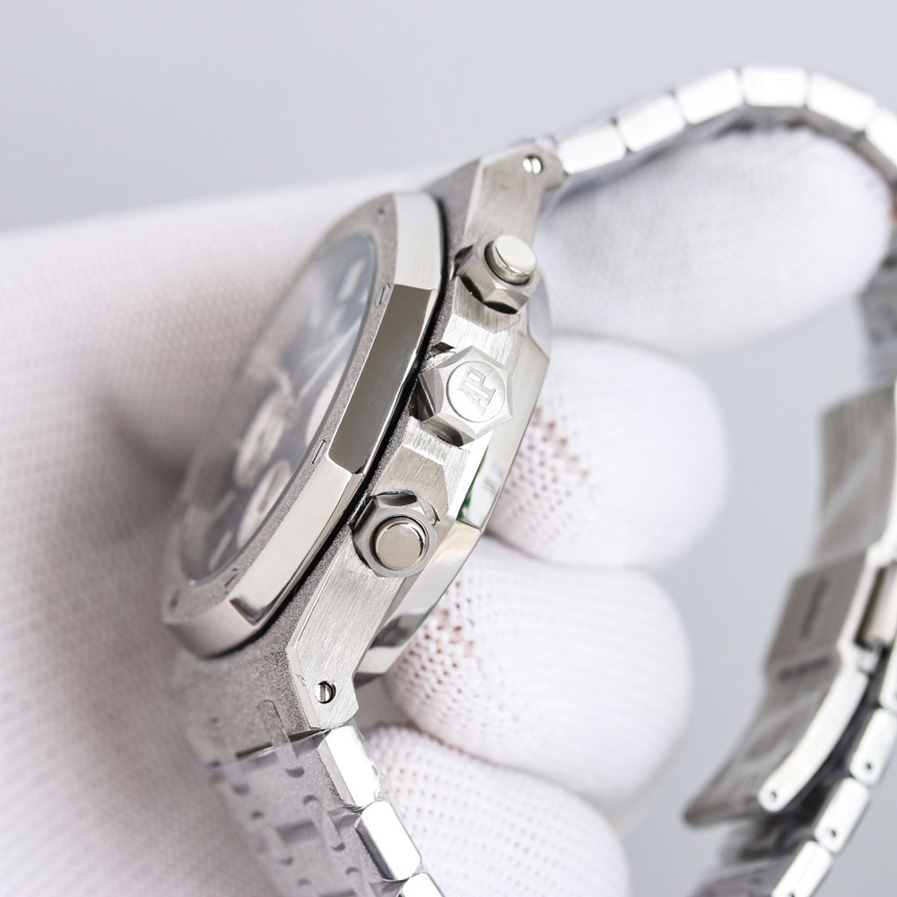 Audemars Piguet Royal Oak 26331BC.GG.1224BC.03 Watch: Image 3