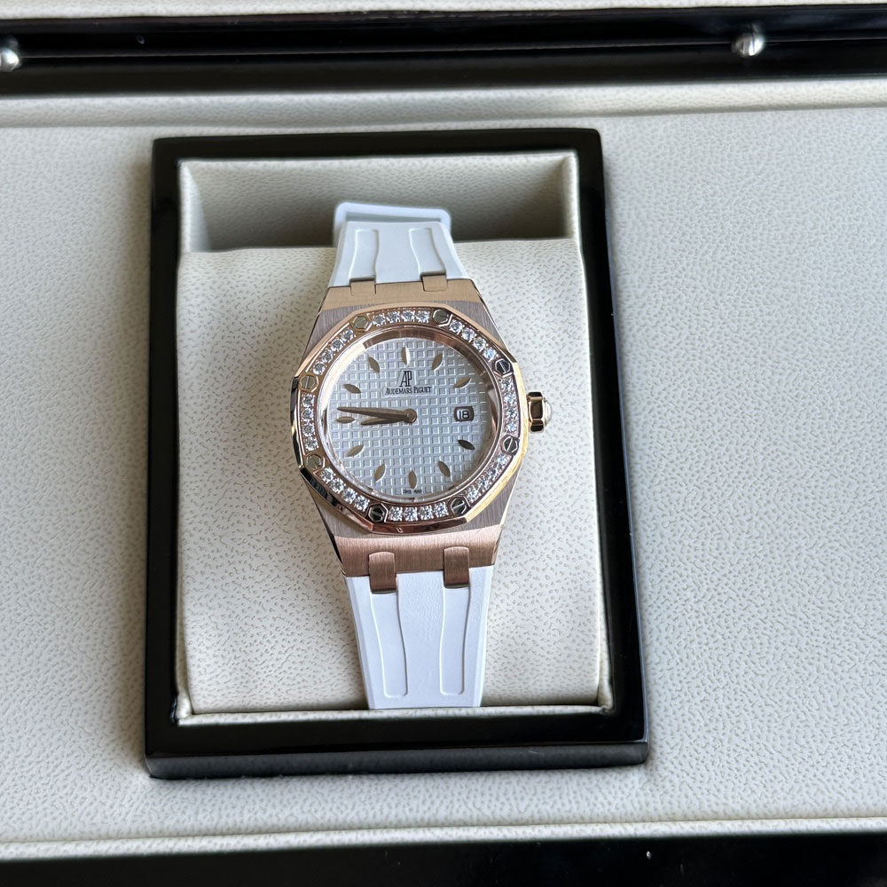 Audemars Piguet Royal Oak 67621OR.ZZ.D010CA.01 Watch: Image 1