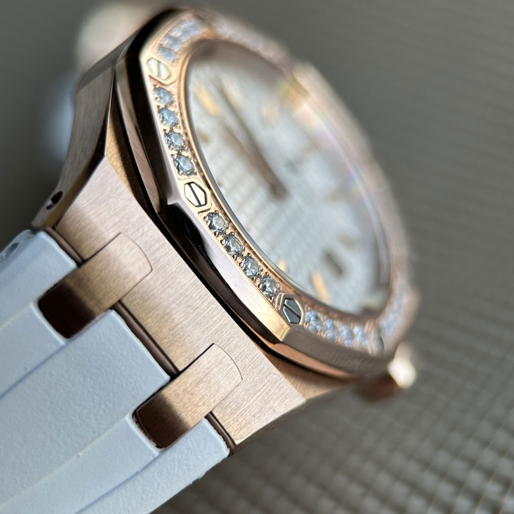 Audemars Piguet Royal Oak 67621OR.ZZ.D010CA.01 Watch: Image 4