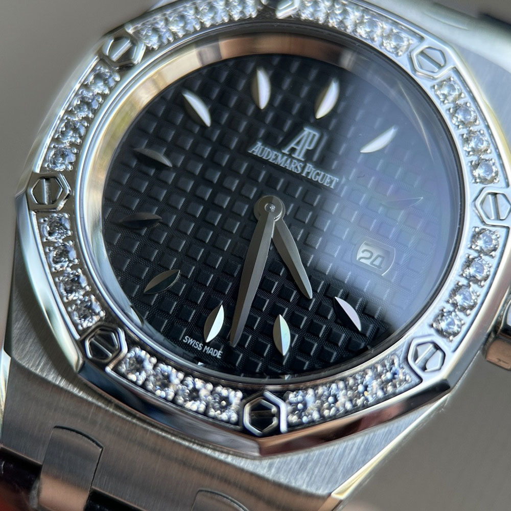 Audemars Piguet Royal Oak 67621ST.ZZ.D002CR.01 Watch: Image 2