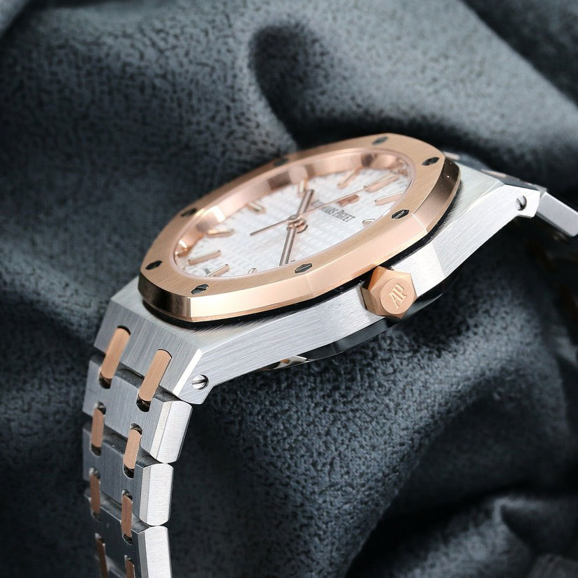 Audemars Piguet Royal Oak 77350SR.OO.1261SR.01 Watch: Image 3