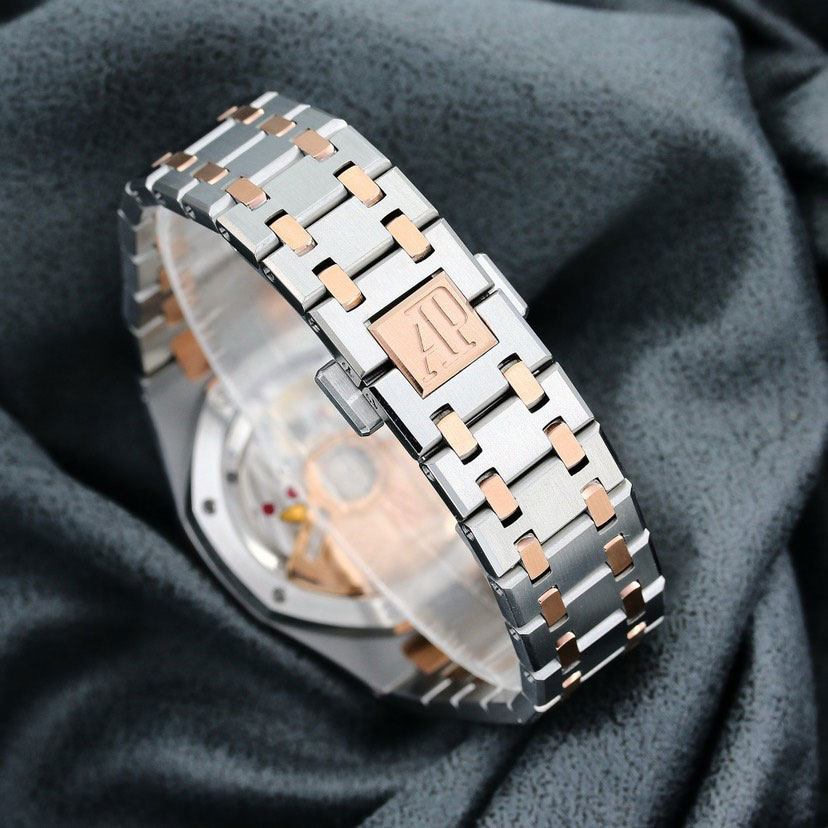 Audemars Piguet Royal Oak 77350SR.OO.1261SR.01 Watch: Image 4
