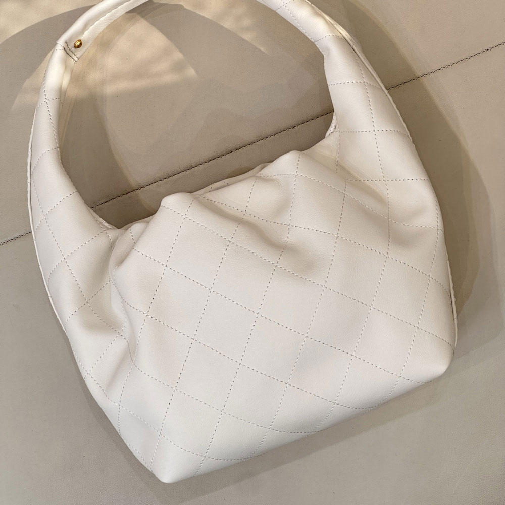 Chanel Hobo handbag Calfskin gold-tone metal AS5976 B22897 U4531: Image 4