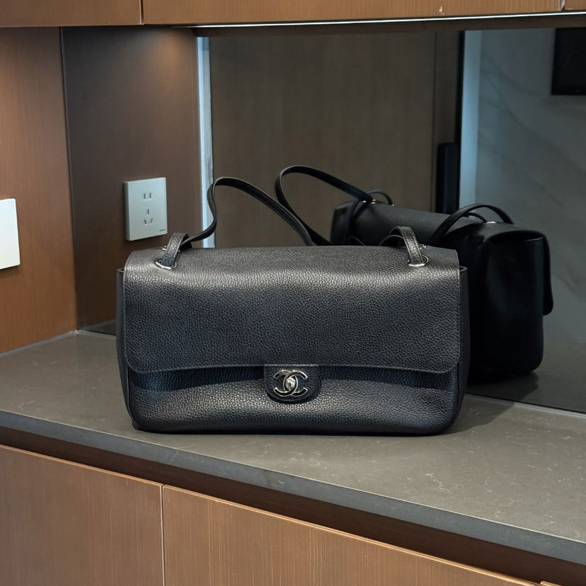 Chanel Maxi flapbag Grained calfskin silver-tone metal AS6231 B24008 94305: Image 1