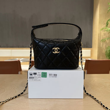 Chanel Clutch with chain in black AP5022 B21489 94305