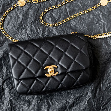 Chanel Mini flap bag Shiny lambskin in black AS5352 B19384 94305