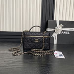 Chanel Vanity with chain in black AP4407 B18715 94305
