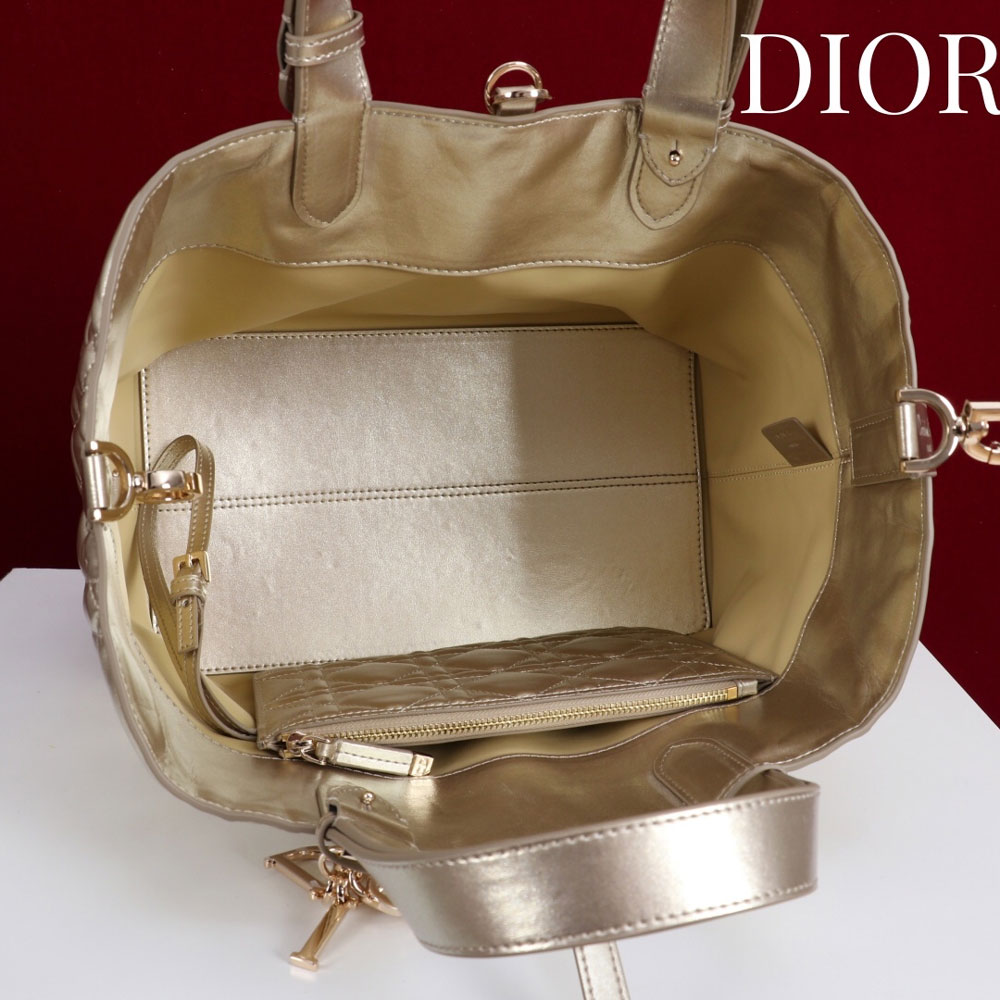 Medium Dior Toujours Bag Metallic Gold Macrocannage Calfskin M2821ONRU M25J: Image 4