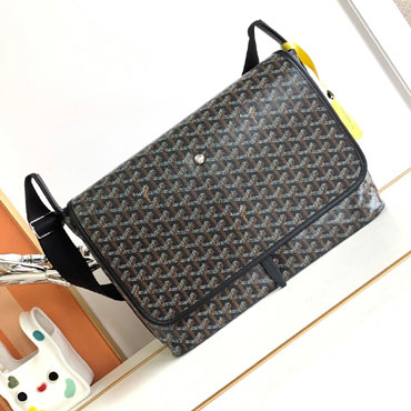 Goyard Capetien MM Messenger Bag in Black CAPETIMMLTY01CG01P