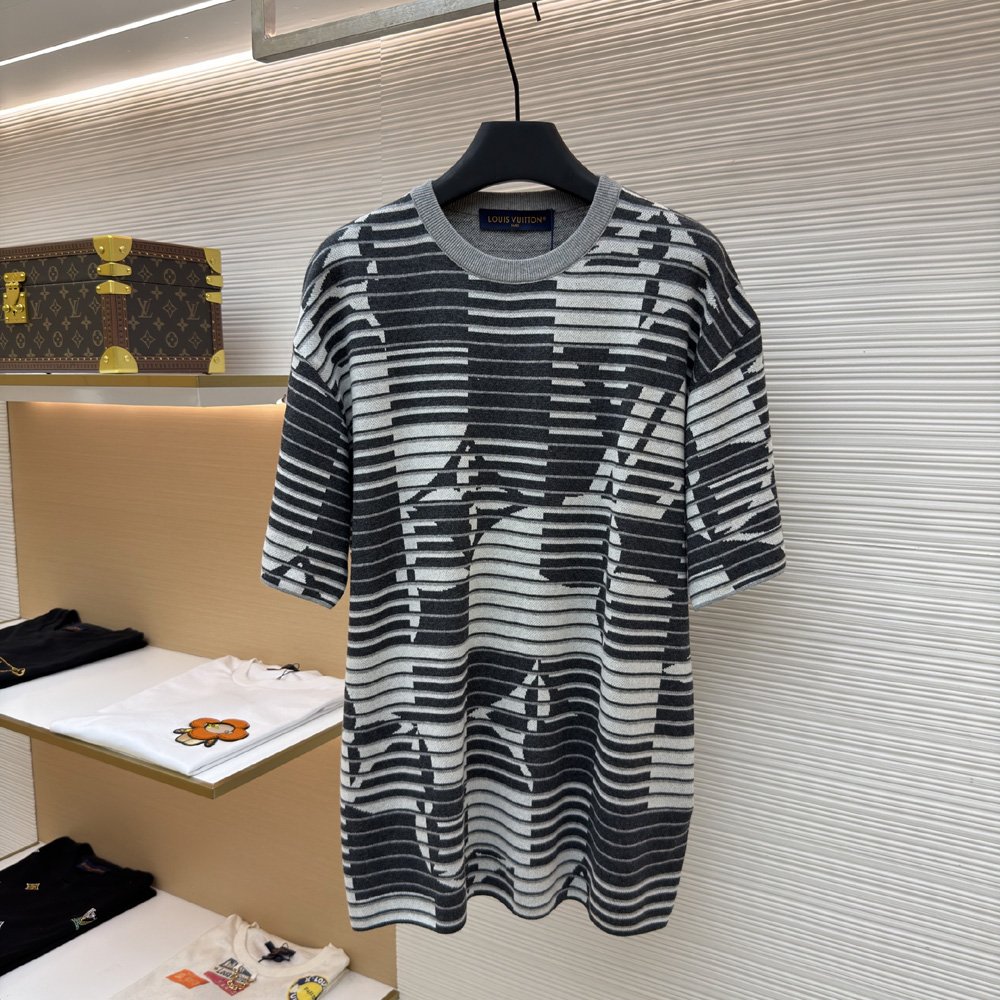 Louis Vuitton Monogram Short-Sleeved Crewneck 1AK70A: Image 1