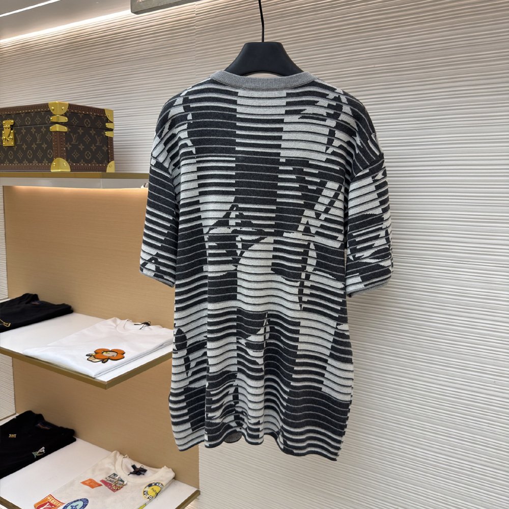 Louis Vuitton Monogram Short-Sleeved Crewneck 1AK70A: Image 2