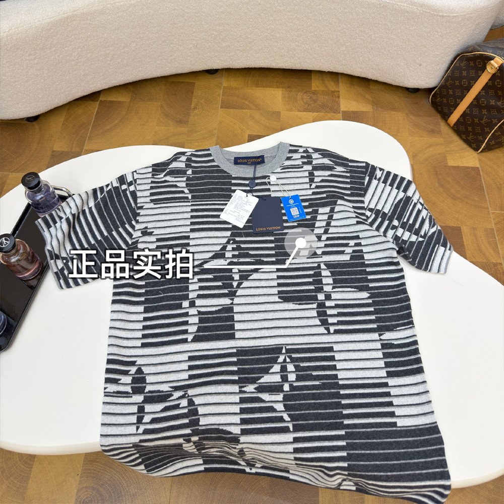 Louis Vuitton Monogram Short-Sleeved Crewneck 1AK70A: Image 3