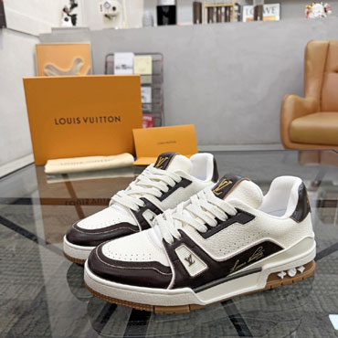 Louis Vuitton Trainer Sneaker 1AKBA4