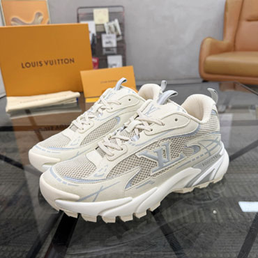 Louis Vuitton Tatic Runner Sneaker 1AKC33
