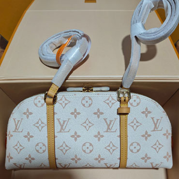 Louis Vuitton Squire EastWest M2A457